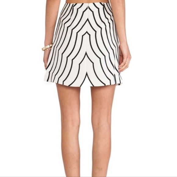 Marc by Marc Jacobs, Gorgeous black and white wave print design skirt! - Picture 4 of 6